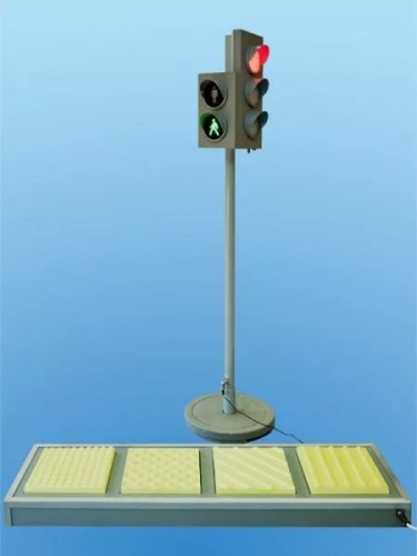 Электрифицированная модель транспортного и пешеходного светофоров на стойке и основании с "Виртуальным учителем" и сенсорной панелью с образцами тактильной тротуарной плитки для слепых и слабовидящих пешеходов 